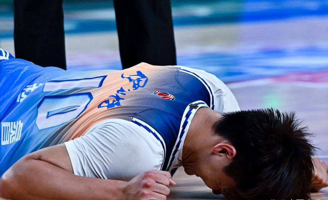 关于AC米兰发布备战花絮，国际比赛日伤情更新，CBA常规赛任务艰巨，临场指挥获称赞的信息